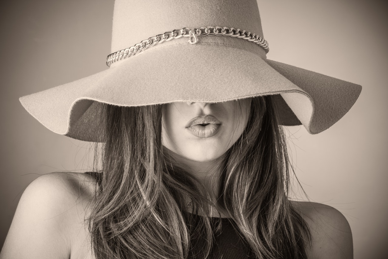 Modell med hatt