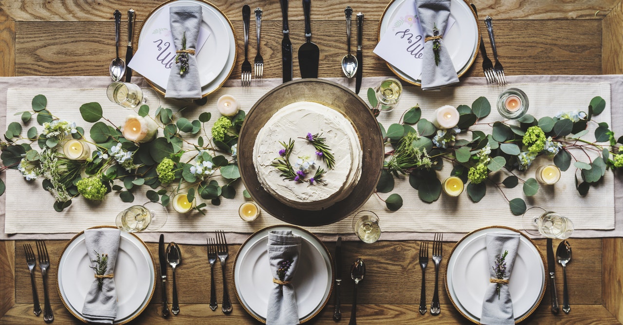 Festlig dukning med blommor